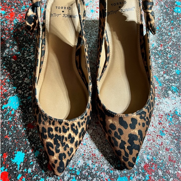 Betsey Johnson- Stunning diamond studded pumps - Picture 2 of 6